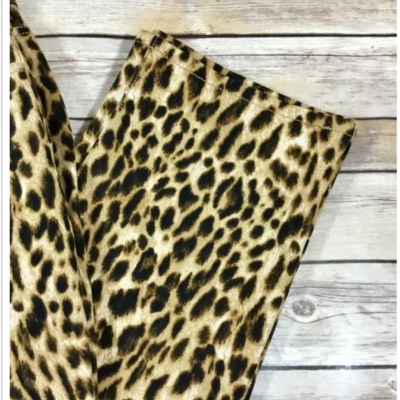 Chicos size 2.5 or 14 So Slimming Womens Straight Leg lightweight leopard jean - Picture 2 of 8